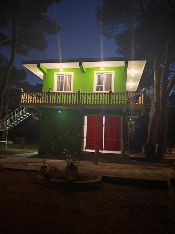 Darëzeza e ReVjosa River Rooms的夜晚带阳台的温室