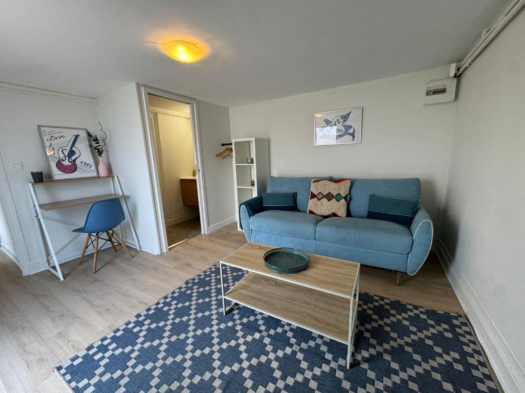 un soggiorno con un divano blu e un tavolino da caffè di Majorelle Studio near Eurexpo - Lyon - hospitals a Bron