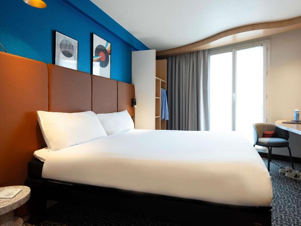 a hotel room with a large bed in a room at ibis Paris Gare de Lyon Reuilly in Paris