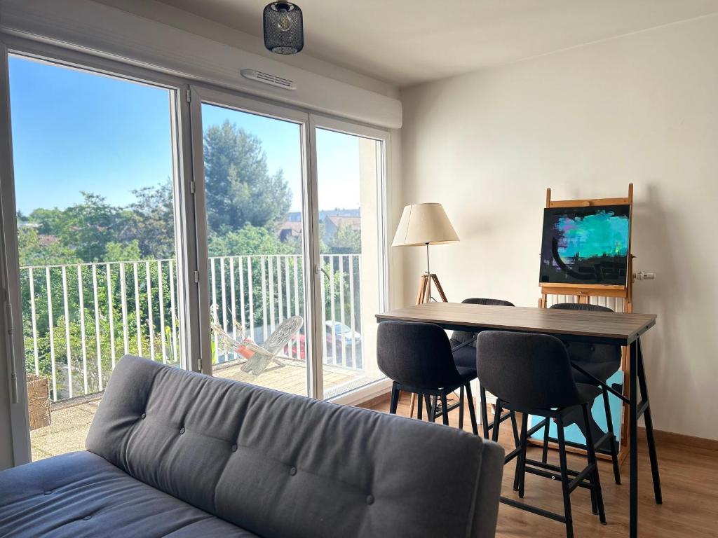 Μια τηλεόραση ή/και κέντρο ψυχαγωγίας στο Cosy T2 à 3min de la gare - Parking souterrain Gratuit & Privé - Paris & Disneyland 25min