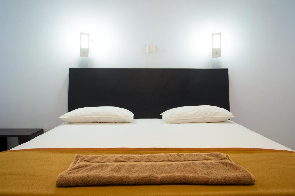 A bed or beds in a room at Hotel Ledetadu