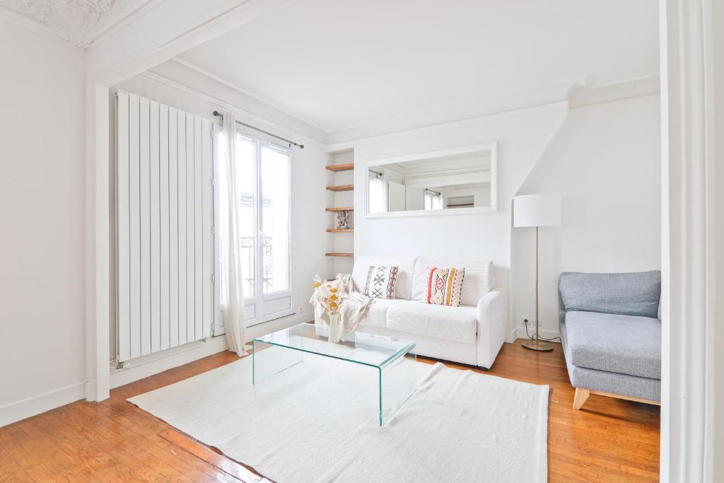 Haussmannien lumineux avec balcon proche Montmartre