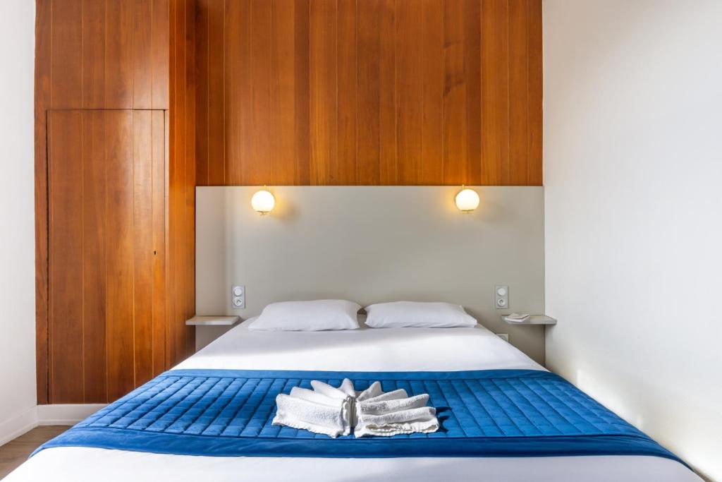 Postel nebo postele na pokoji v ubytování Hotel Bristol Metz Centre Gare