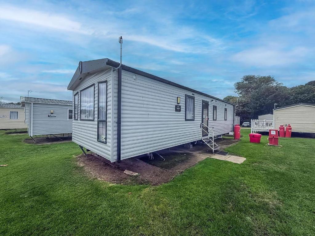 Φωτογραφία από το άλμπουμ του Lovely 6 Berth Caravan With Free Wi-Fi At Broadland Sands Ref 20017Bs σε Hopton on Sea