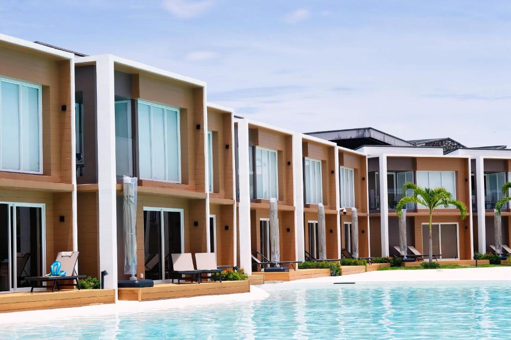 un hotel con piscina y un resort en Lime Resort Bohol, en Panglao