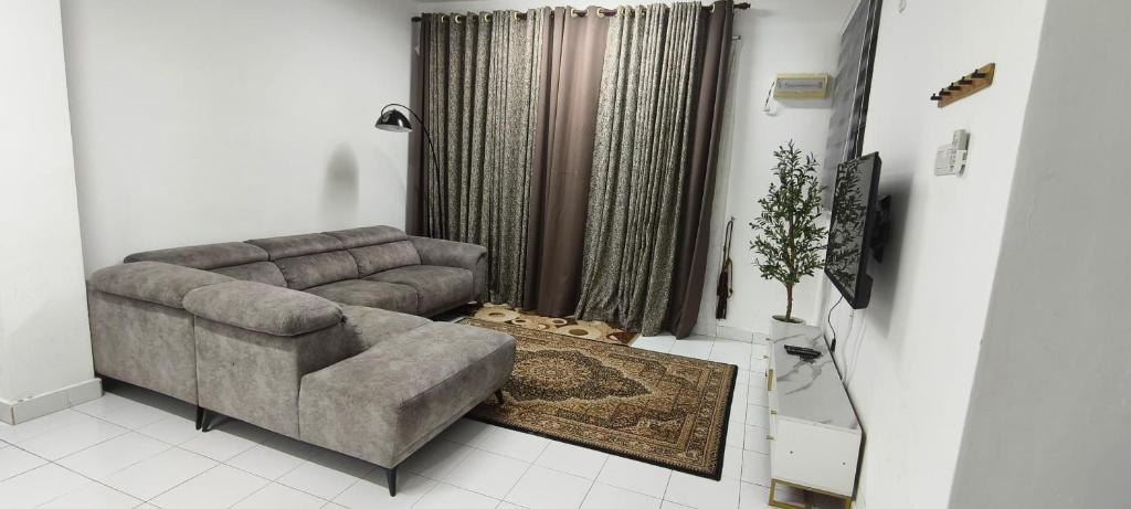Ruang duduk di Little Home by Arissa, Residensi Prima Afamosa