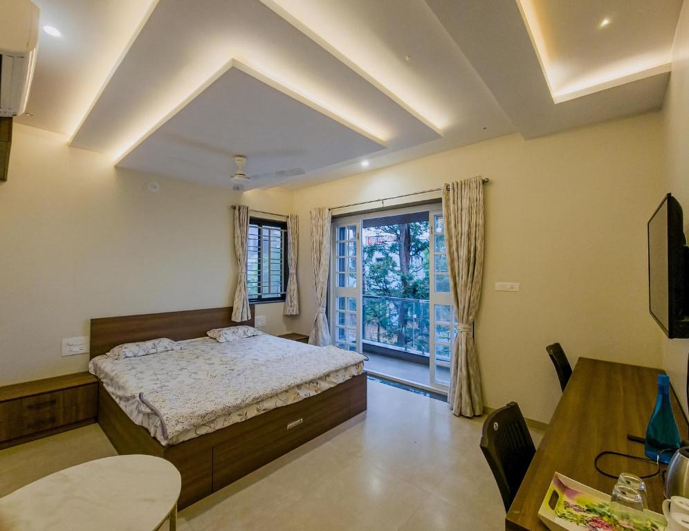 Un dormitorio con una cama y una ventana grande. en Luxury Retreat Villa, en Kolhapur