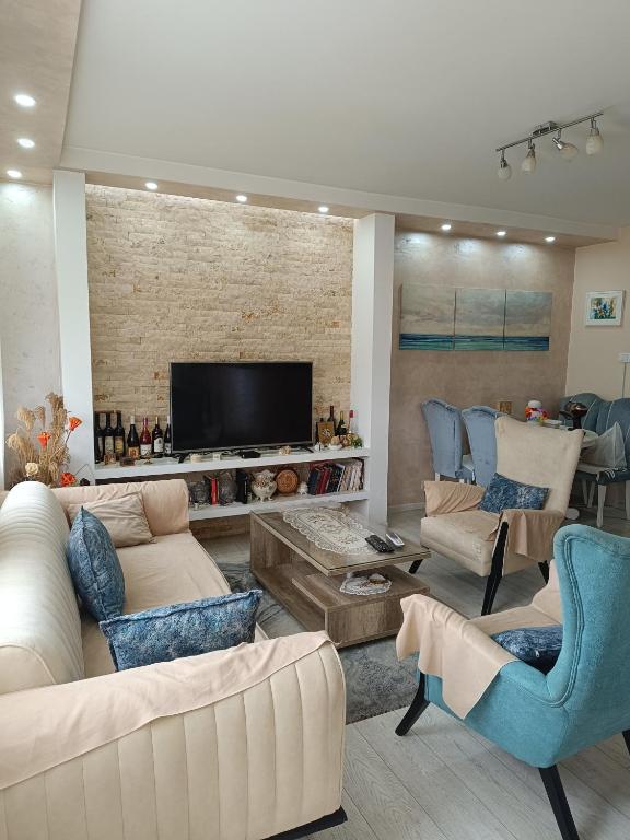 Телевізор і / або розважальний центр в Nikolaj