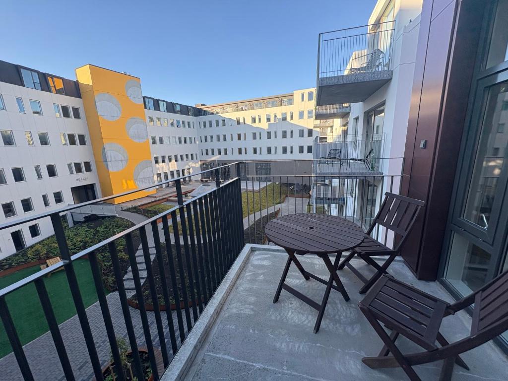 eine Terrasse mit Tisch und Stühlen auf einem Balkon in der Unterkunft JR apartments in Reykjavík