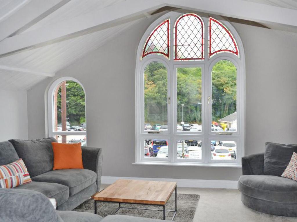 een woonkamer met 2 banken en 2 ramen bij St Monicas in Fowey