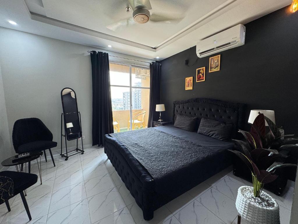 Postel nebo postele na pokoji v ubytování Islamabad Apartment