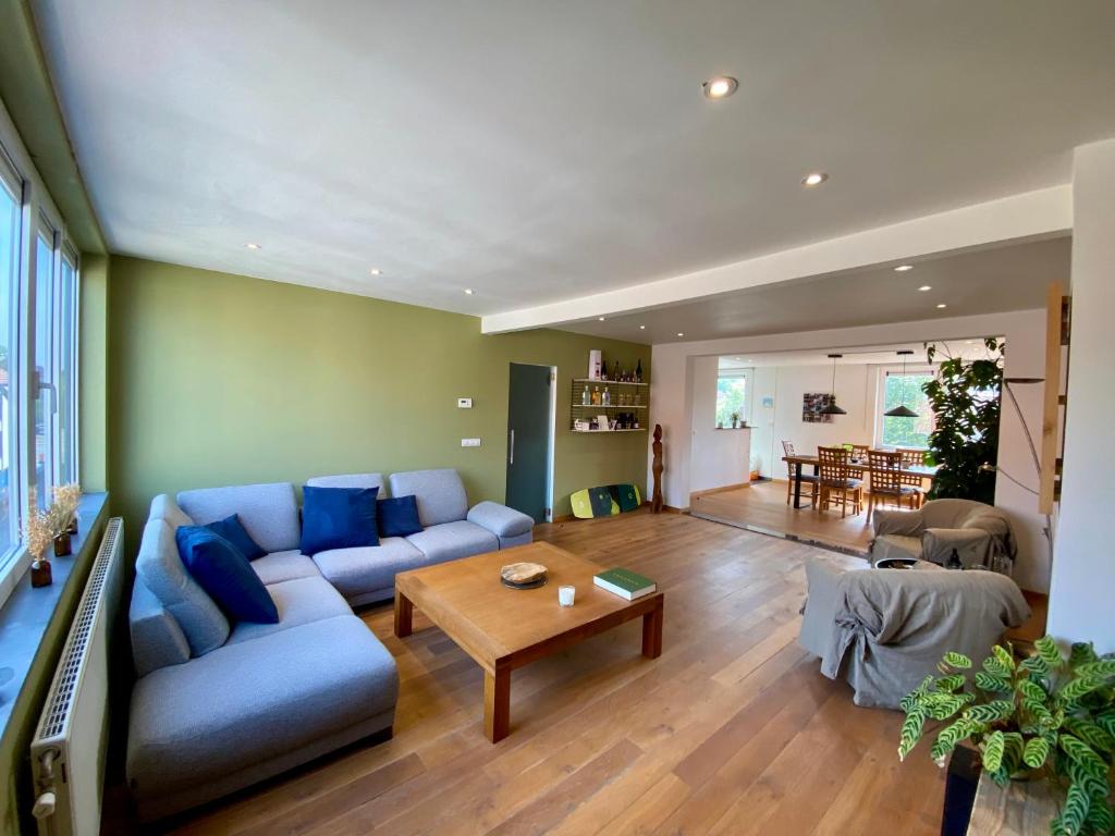 Posezení v ubytování Stijlvolle duplex nabij Brussel en luchthaven!