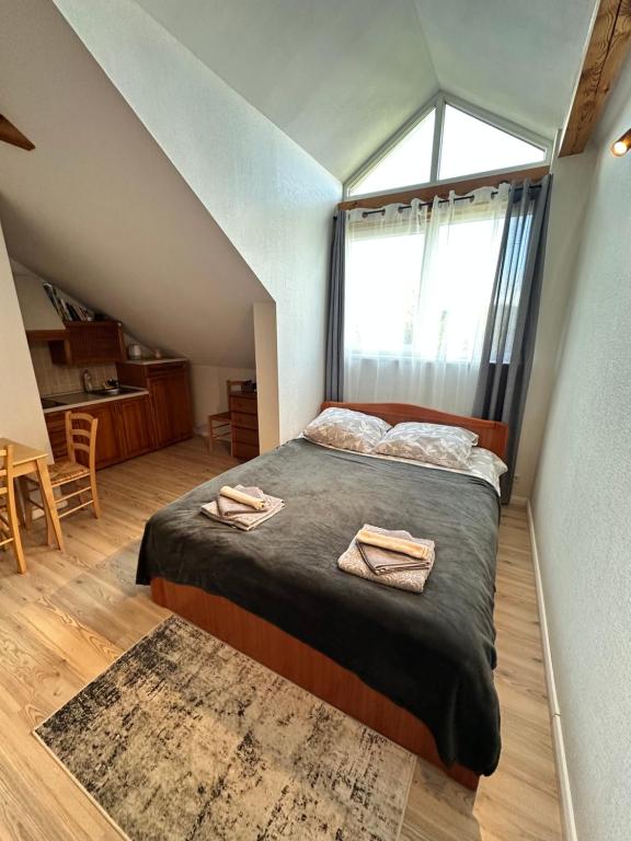 パランガにあるVila Talino 10のベッドと大きな窓のある寝室