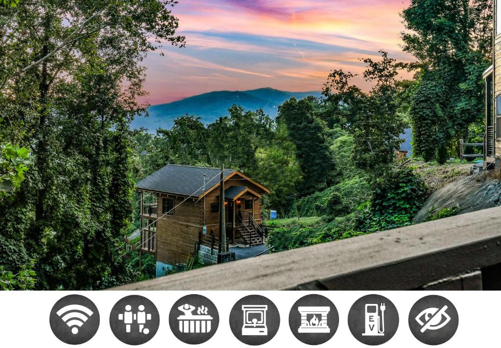 una casa en el árbol en medio del bosque en Distiller'S Den Cabin Cabin, en Gatlinburg