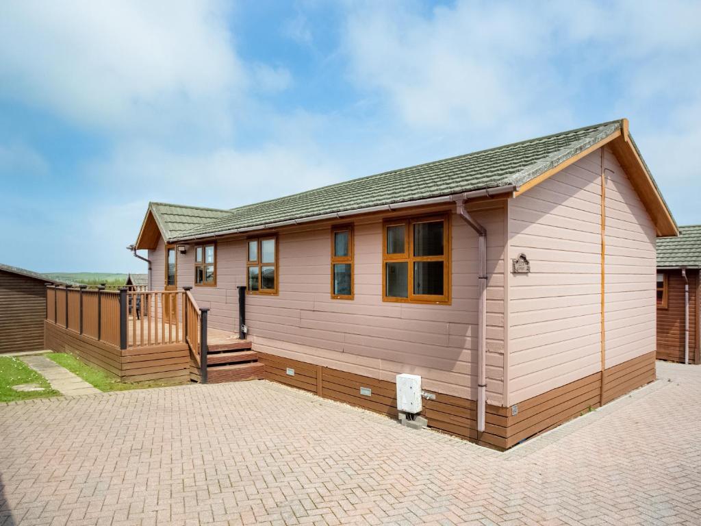 Casa de madera grande con patio grande en Meadow View 64, en Ilfracombe