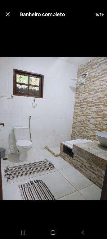 un baño con inodoro y lavabo en Casa sana beira rio, en Casimiro de Abreu