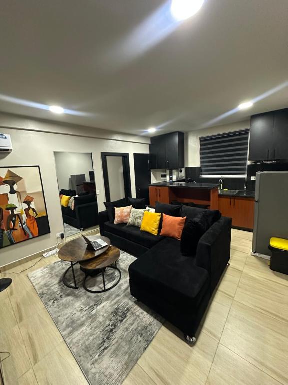 Kuchyň nebo kuchyňský kout v ubytování Gbade's Condo F18