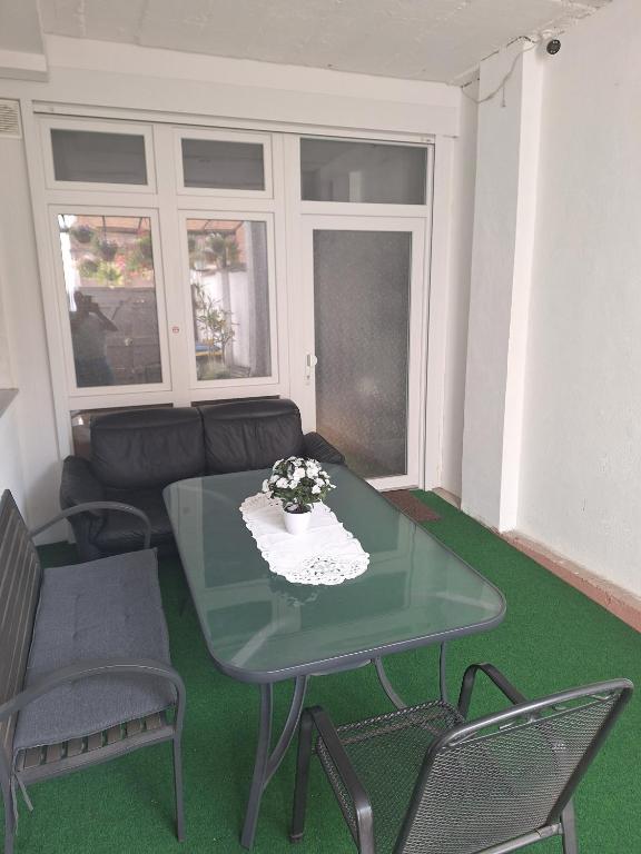 a living room with a glass table and chairs at Monteurstudio am Wasserturm in Worms