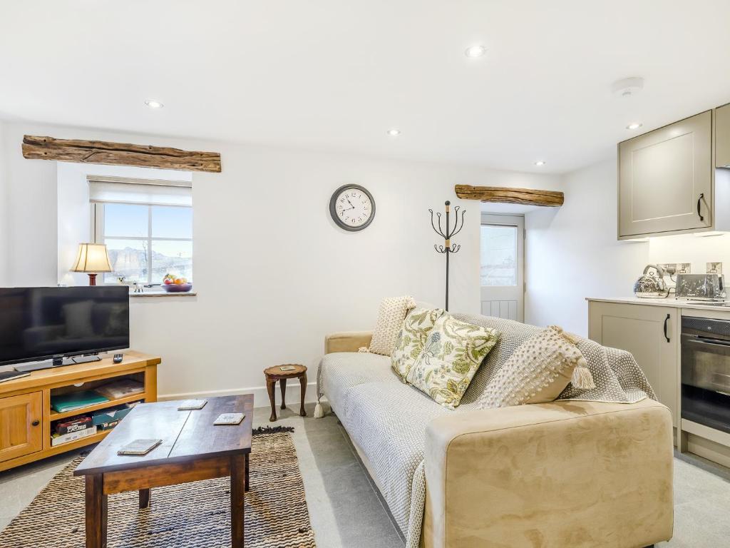 een woonkamer met een bank en een tafel bij Dukes Cottage - Uk47495 in Waterfall