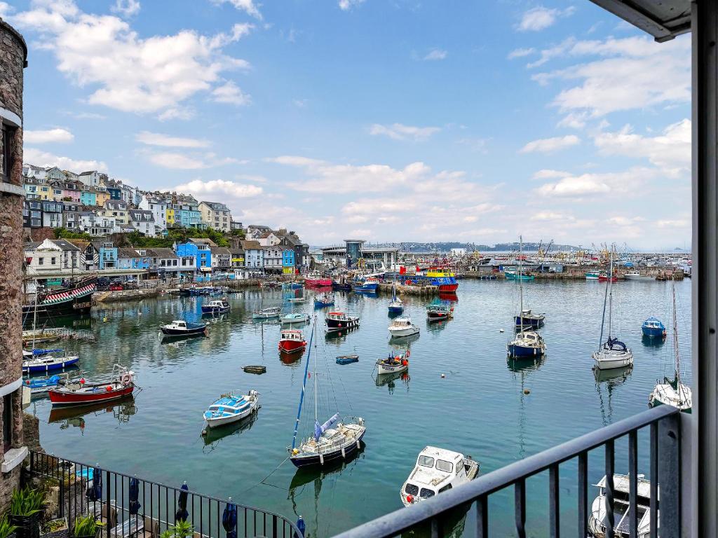 eine Gruppe von Booten liegt in einem Hafen vor Anker in der Unterkunft Captain's Haven in Brixham
