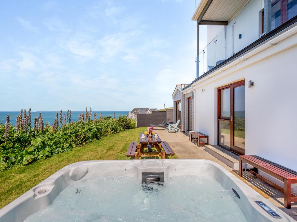 bañera de hidromasaje en el patio de una casa en Beachbreak - Uk42996, en Woolacombe