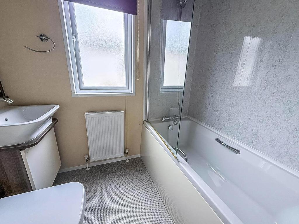 Ένα μπάνιο στο Beautiful 6 Berth Caravan With Decking At Broadland Sands Ref 20009Sv