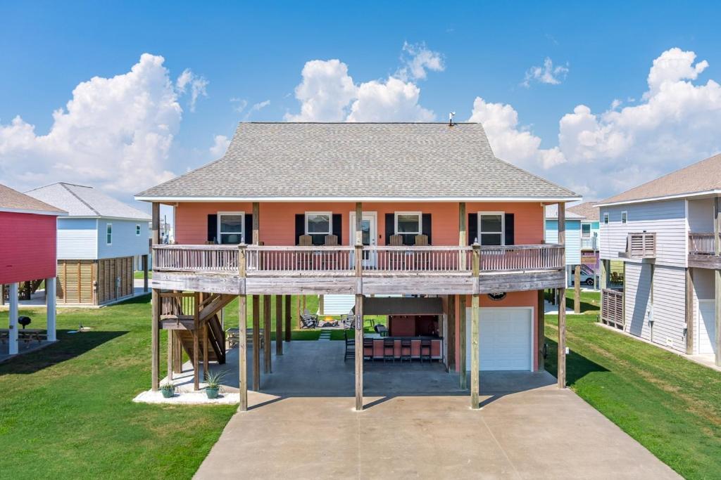 StingareeにあるSea Glass Retreat homeの庭に広いデッキがある家