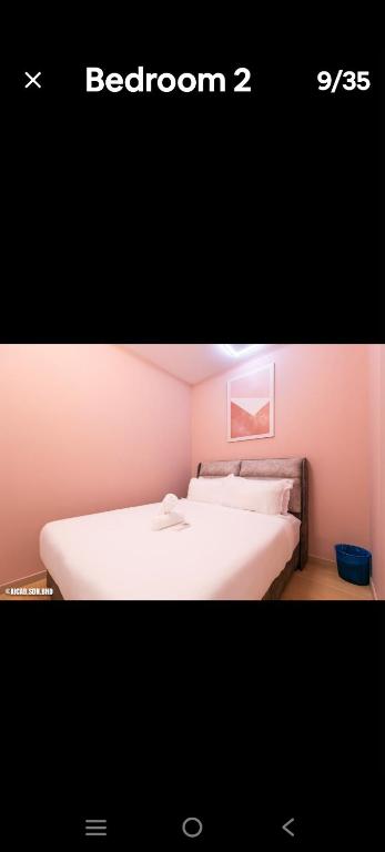 ein Bild eines Schlafzimmers mit einem weißen Bett in der Unterkunft Eaton KL,2R1B,0 Service,KLCC,500mbps,2-4pax in Kuala Lumpur
