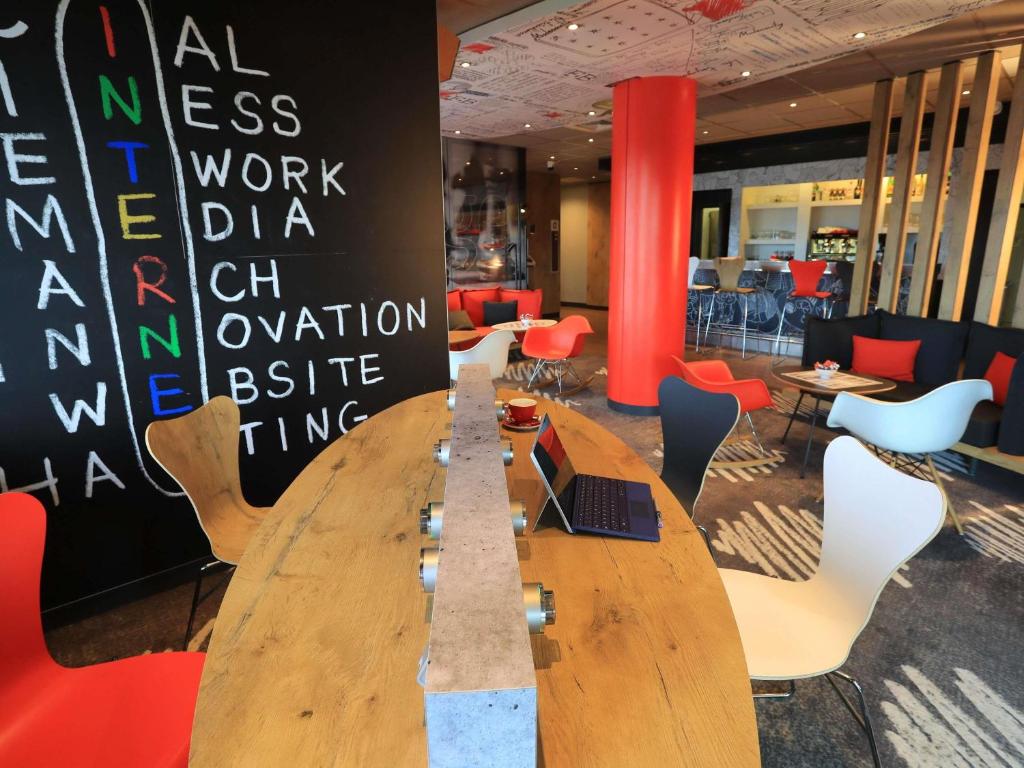 En restaurant eller et andet spisested på ibis Aurillac