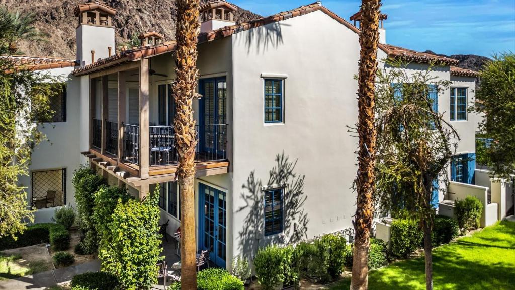 una vista exterior de una casa con palmeras en LV371 Cozy Downstairs 3BR Legacy Villa Near Pools, en La Quinta