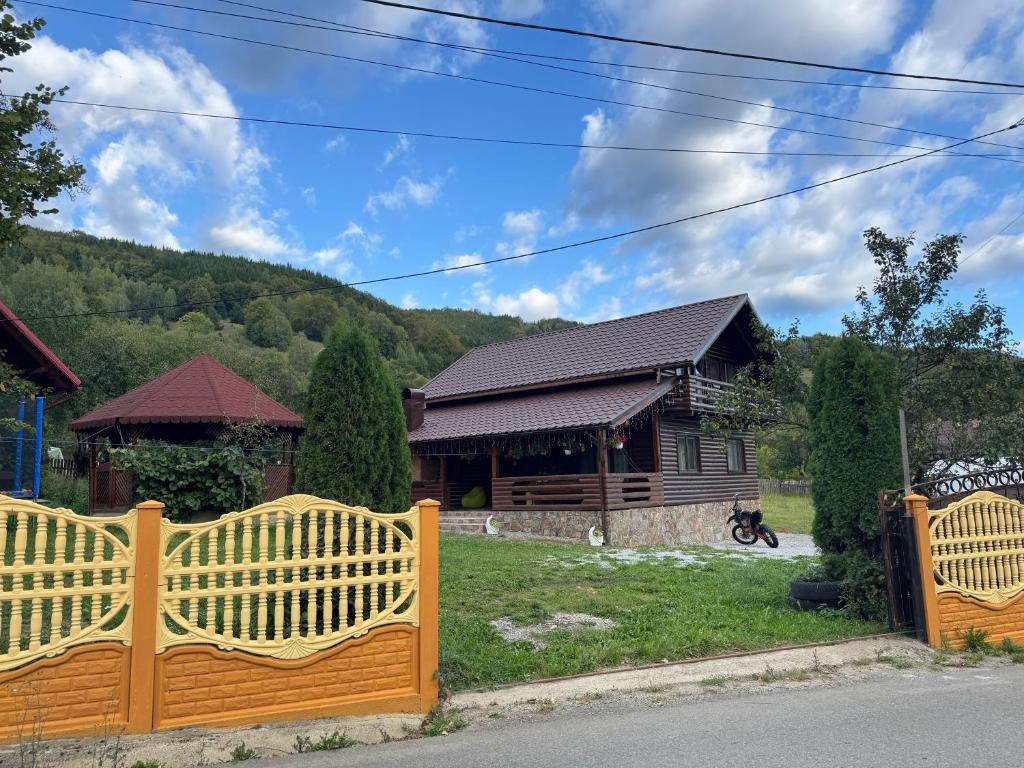 Nespecifikovaný výhled na hory nebo výhled na hory při pohledu z prázdninového domu