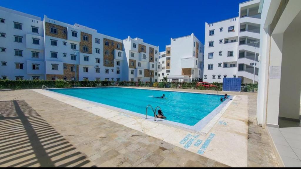 una piscina frente a unos edificios en Royal suite of Buxton point, en Mombasa