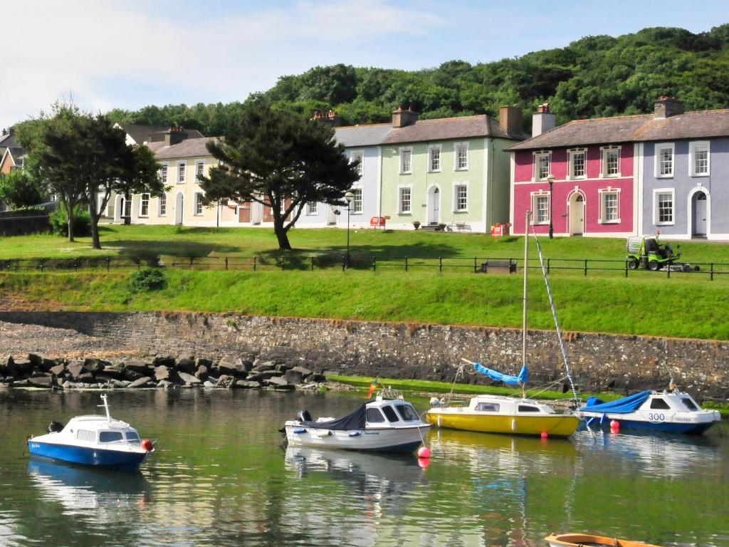 tres barcos en el agua frente a las casas en Cerniw - Cottage, en Aberaeron