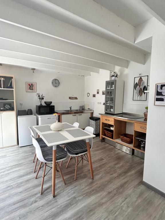 eine Küche und ein Esszimmer mit Tisch und Stühlen in der Unterkunft Duplex - T3 in Portet-sur-Garonne