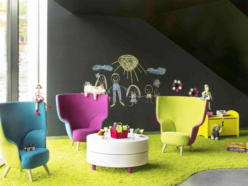 Una habitación con tres sillas y una mesa en una habitación. en Ibis Styles Wroclaw Centrum, en Wroclaw