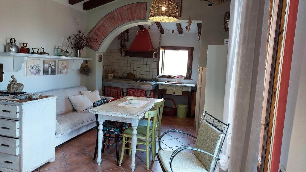 a kitchen and living room with a table and a couch at Mare Colline Città d'Arte in Castelnuovo della Misericordia