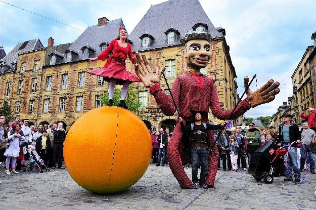 a man and a woman standing on a large orange ball at Studio 1 du SPA Célinie in Warcq