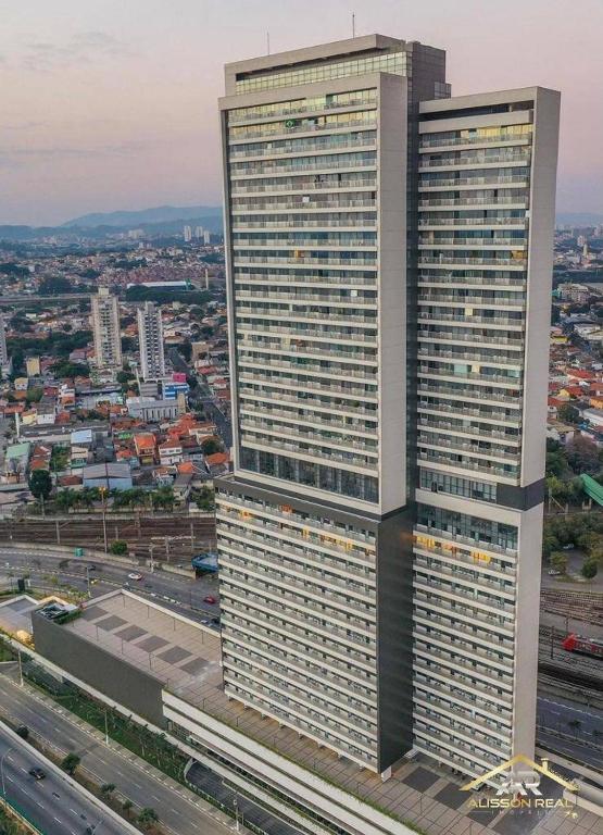 two tall buildings in a city with a highway at Apartamento Moderno Premium - Cittyplex in Osasco