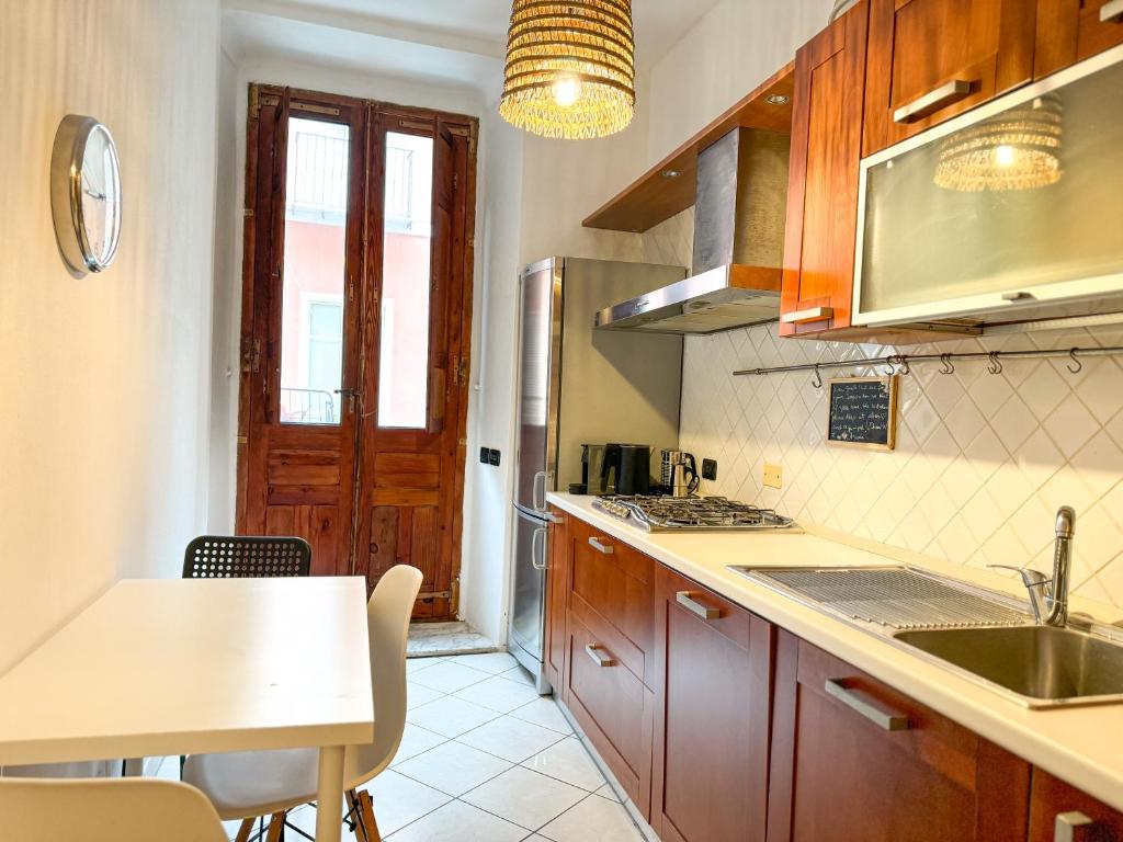 una cocina con fregadero y encimera en Kalma - Azuni Piazza Jenne, en Cagliari