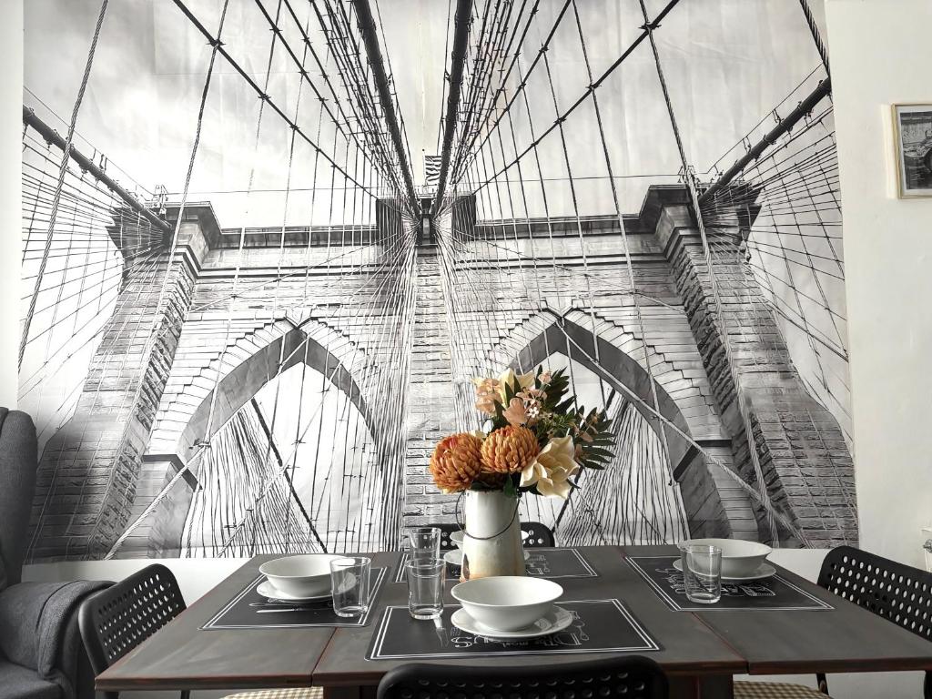 a table with a vase of flowers on top at Casa 1931 Breakfast Gratis in Valladolid