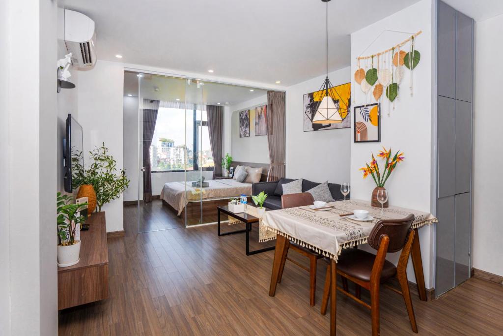 Posezení v ubytování La Passion - Tay Ho Hanoi One Bedroom Apartment!