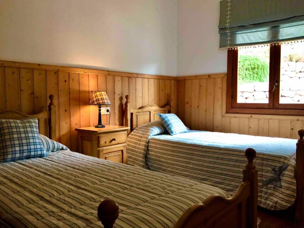 コスタ・デン・ブラネスにあるVilla Tramuntanaのベッド2台と窓のある寝室