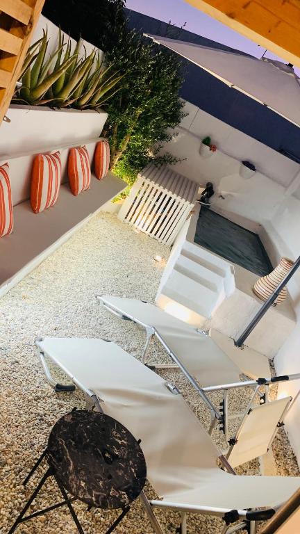 a group of chairs and tables on a boat at Alma d'Corval in Aldeia do Mato
