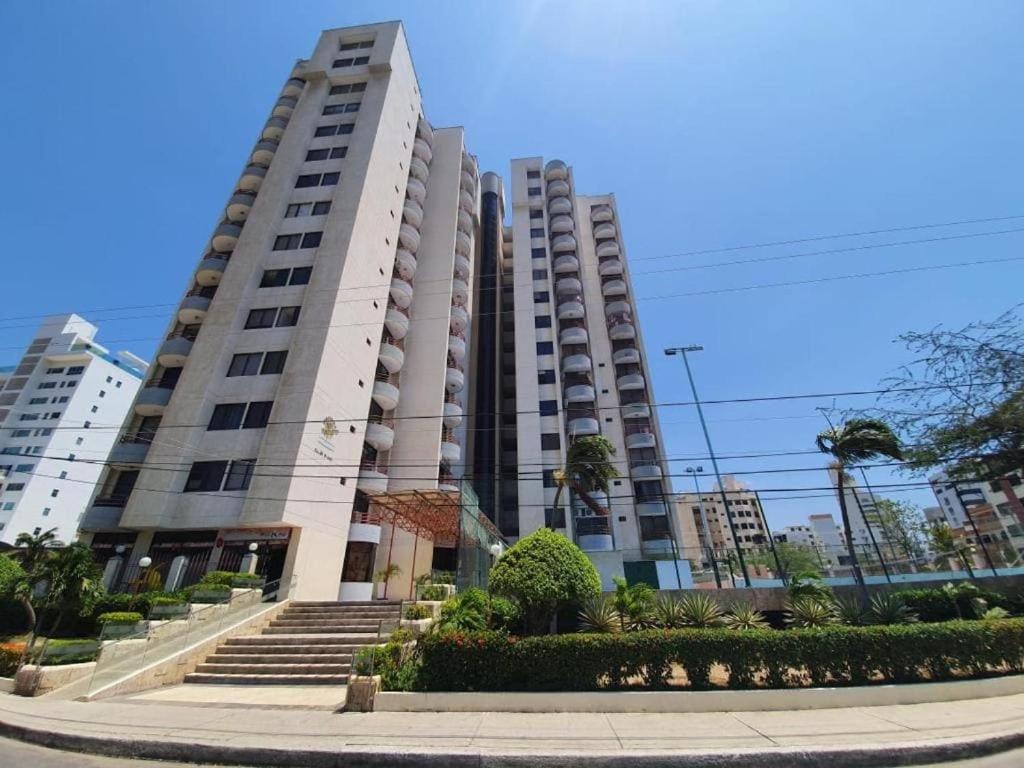 ein großes Gebäude mit Treppen davor in der Unterkunft Apartamento Rodadero Con Piscinas y Cancha de Tennis in Rodadero