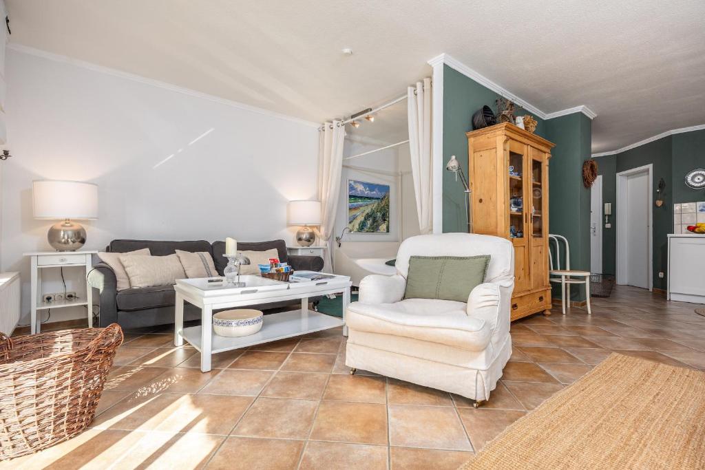 een woonkamer met een bank en een tafel bij Born - Wieck Ferienwohnung Wildrose in Wieck