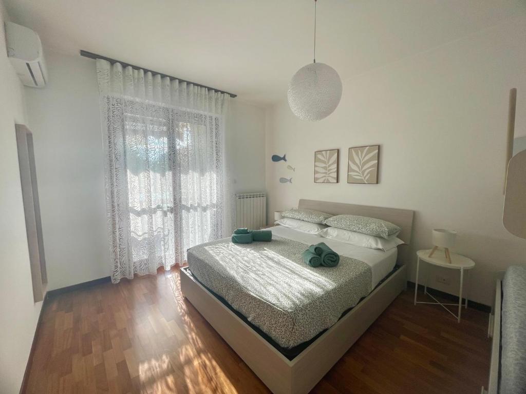 Un dormitorio con una cama y una ventana grande. en Sunset Escape, relax a due passi dal mare con terrazza e aria condizionata, en Montesilvano