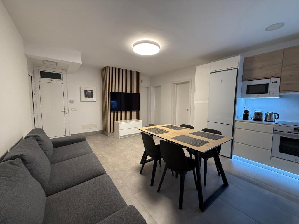 una sala de estar con una mesa y un sofá en Izaro Apartamento Atico de Lujo cerca de Playa Dorada, en Playa Blanca