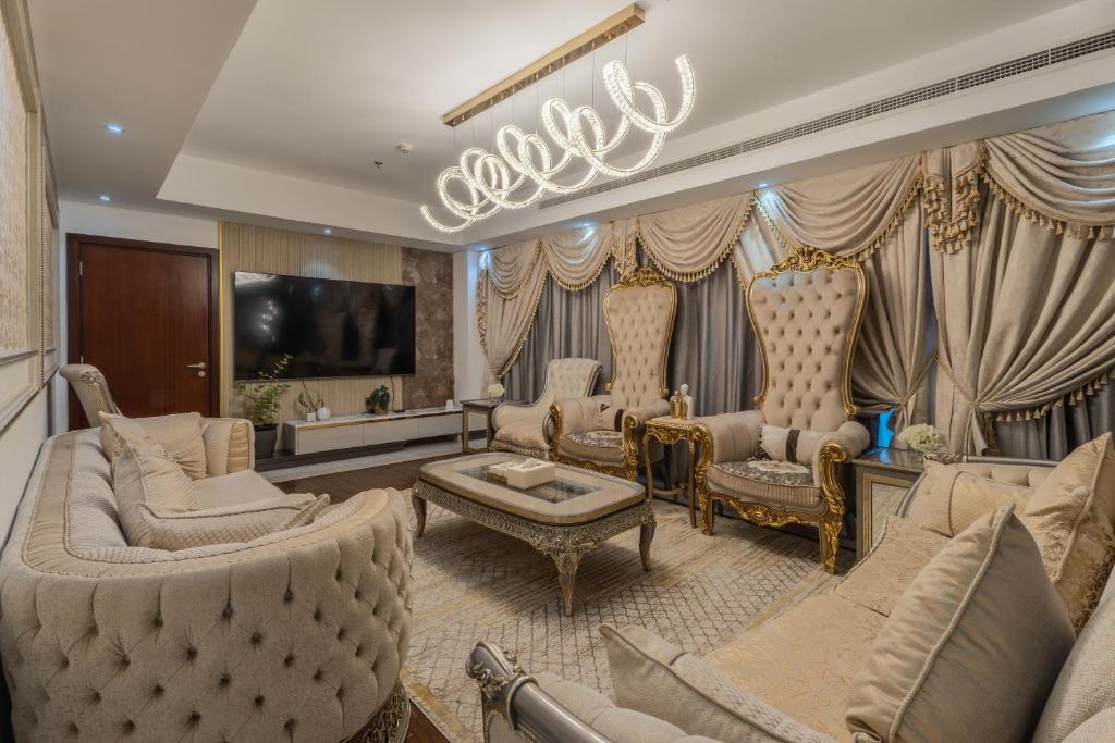 Posezení v ubytování 83rd Floor Luxurious Penthouse Full Sea View 6 BHK