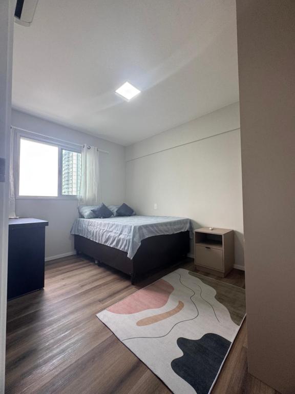 a bedroom with a bed and a rug at Apartamento Torre Lumiar 3 quartos COP 30 e CIRIO in Belém