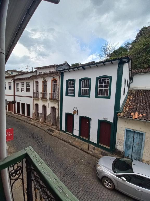 eine Straße mit Gebäuden und einem Auto auf der Straße in der Unterkunft Casa do centro - Refúgio Colonial - Refúgio 2 in Ouro Preto